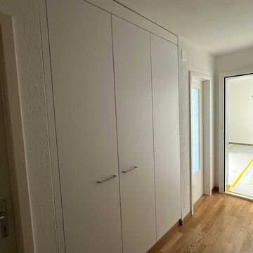 3 Zimmer Wohnung mit neuem Einbauschrank im Korridor
