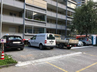 Provisorische Parkplätze für Baustellen-Fahrzeuge